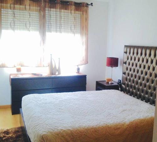 - une chambre avec un grand lit et une fenêtre dans l'établissement Luxury Lisbon Apartment. With Air Con., à Lisbonne