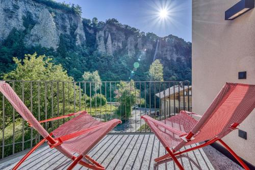 two chairs sitting on a balcony with a mountain view at Castanea Appartements in Caines