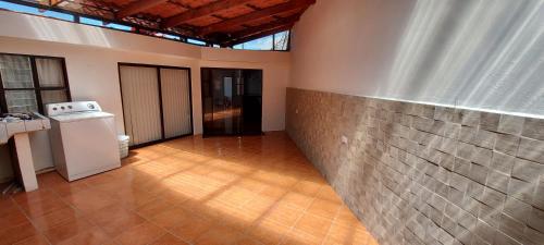 een keuken met een bakstenen muur en een fornuis bij Refugio Sereno en Cartago B&B in Cartago