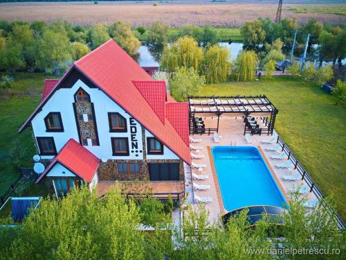 an aerial view of a house with a swimming pool at Pensiunea EDEN in Crisan