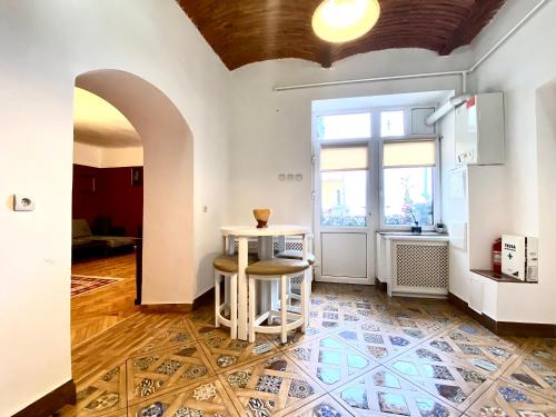 - une cuisine avec une table et deux tabourets dans une pièce dans l'établissement Casa Irina, à Braşov