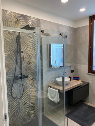 uma casa de banho com um chuveiro, um lavatório e um espelho. em La Casa di Davide Milano Monza em Concorezzo