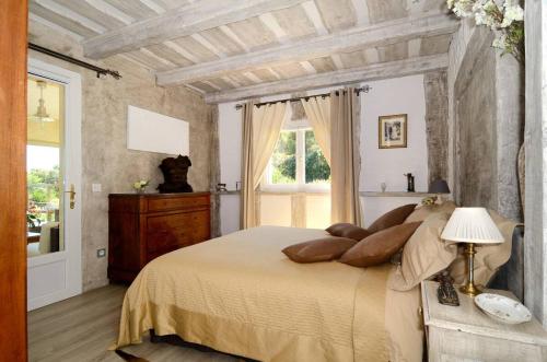 Gîte la Saume في لامبيسك: غرفة نوم بسرير كبير ونافذة