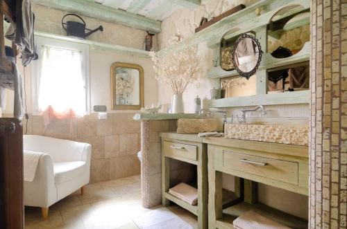 a bathroom with a sink and a tub and a toilet at Gîte la Saume in Lambesc