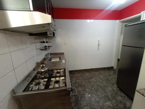 eine Küche mit einem Kochfeld in einem Zimmer in der Unterkunft Depto Caba Floresta in Buenos Aires