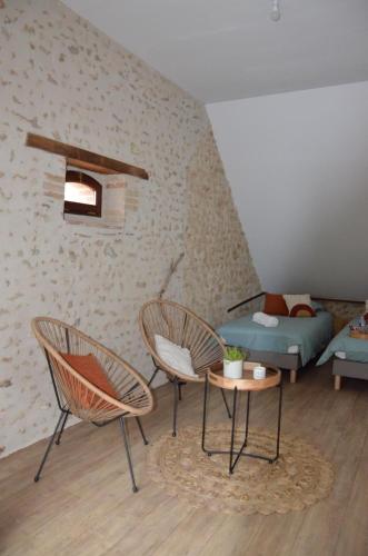 un salon avec deux chaises et un canapé dans l'établissement Sophie LE FEUVRE - Soins Energétiques, à Baugé