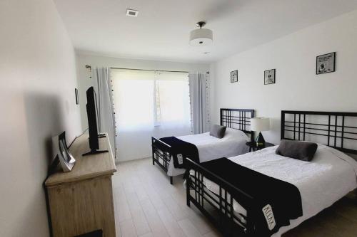 - une chambre avec 2 lits et une télévision à écran plat dans l'établissement Stunning Lake View-Emilio Sanchez Tennis Academy, à Naples