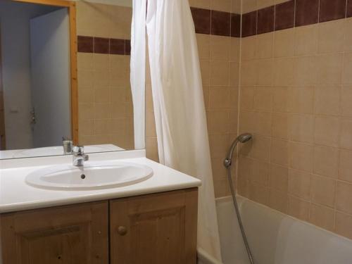 une salle de bain avec un lavabo et un rideau de douche dans l'établissement Appartement à Orcières Merlette - 6 pers, 45m² - Proche pistes et commerces, WIFI inclus - FR-1-636-150, à Orcières
