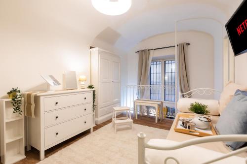 - une chambre blanche avec une commode blanche et un lit dans l'établissement Bijou home suite - Vaticano, à Rome