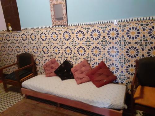 - un lit avec 4 oreillers dans l'établissement Maison authentique centre médina, à Marrakech