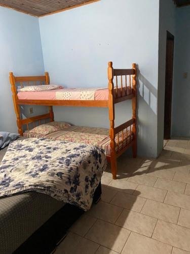 1 dormitorio con 2 literas en una habitación en Pousada Neide, en São Gabriel