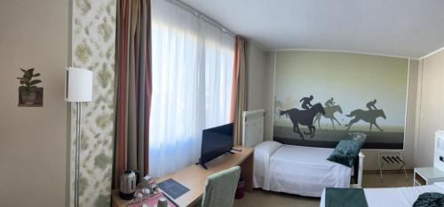 Una televisión o centro de entretenimiento en Hotel Sporting Brugherio