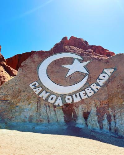 a sign for the marvel universe on top of a rock at Milano Hotel Pousada Canoa Quebrada in Canoa Quebrada