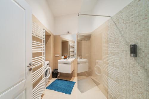 La salle de bains est pourvue d'une douche, d'un lavabo et de toilettes. dans l'établissement 15 C&J's apartment, à Vienne