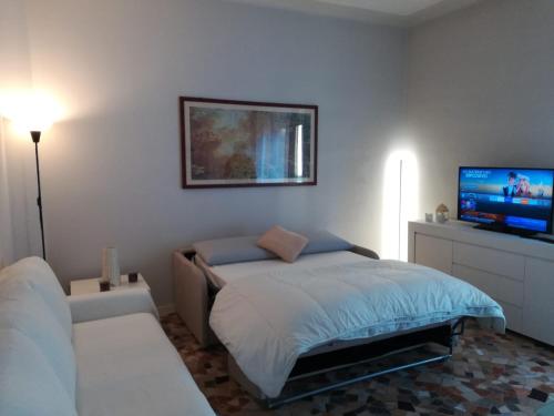 une chambre avec un lit et une télévision à écran plat dans l'établissement PRIMO PIANO - Bilocale Casa Vacanze Brescia, à Brescia