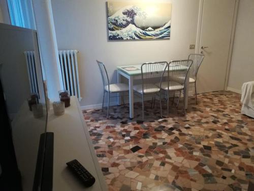 una sala da pranzo con tavolo e sedie su un pavimento a mosaico di PRIMO PIANO - Bilocale Casa Vacanze Brescia a Brescia