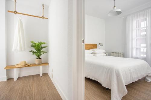 Habitación blanca con cama y ventana en Apartamento turístico Legate, en Elizondo