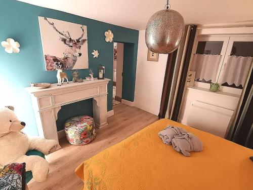 - un salon avec un ours en peluche et une cheminée dans l'établissement Fairytale Memories, gîte, spas et féerie, à Varsberg