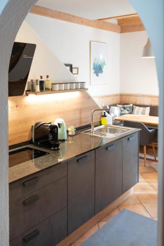 Una cocina o cocineta en Dorfchalets & Apartments - in Kaprun centre including FREE entry Tauern Spa and Summer Card