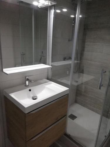 une salle de bain avec un lavabo et une douche dans l'établissement Maison à 100 m de la plage à St Hilaire de Riez, à Saint-Hilaire-de-Riez