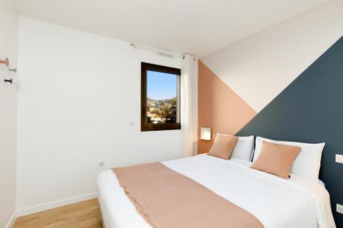 une chambre avec un lit et une fenêtre dans l'établissement Citybeach SOHA- Rue d'Antibes - 2 BdR 2 BthR 1 toil - Clim Terrace Parking Elevator, à Cannes