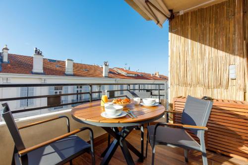 - une table sur un balcon avec un bol de nourriture dans l'établissement Citybeach SOHA- Rue d'Antibes - 2 BdR 2 BthR 1 toil - Clim Terrace Parking Elevator, à Cannes