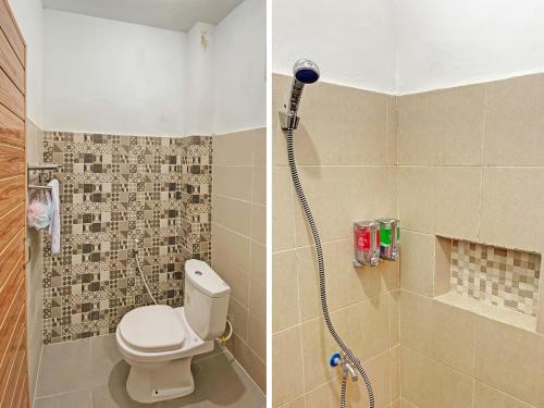 uma casa de banho com um WC e um chuveiro em OYO 92193 Kos 21 em Kupang