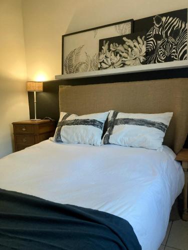 1 dormitorio con 1 cama blanca y 2 almohadas en La negrita en Concordia