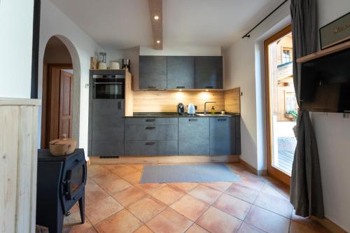 Una cocina o cocineta en Dorfchalets & Apartments - in Kaprun centre including FREE entry Tauern Spa and Summer Card