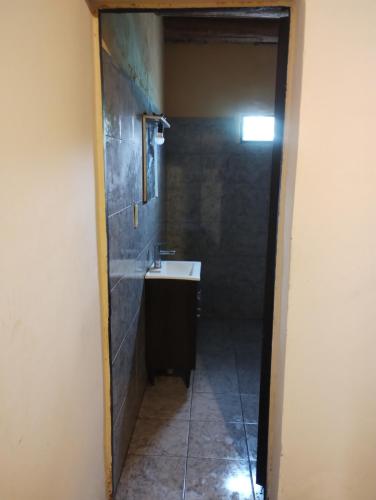 Baño pequeño con lavabo y espejo en Casa de campo Sempiterno en Maipú