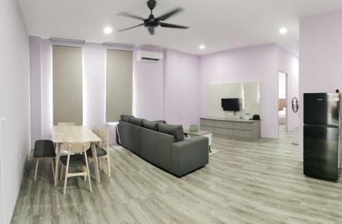 ein Wohnzimmer mit einem Sofa und einem Tisch in der Unterkunft MersingFirstFloor丰盛港二楼民宿 in Mersing