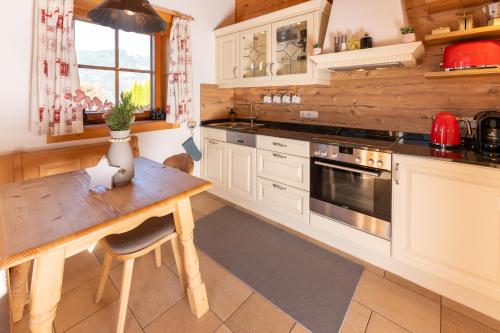 Una cocina o cocineta en Dorfchalets & Apartments - in Kaprun centre including FREE entry Tauern Spa and Summer Card