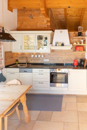 Una cocina o cocineta en Dorfchalets & Apartments - in Kaprun centre including FREE entry Tauern Spa and Summer Card