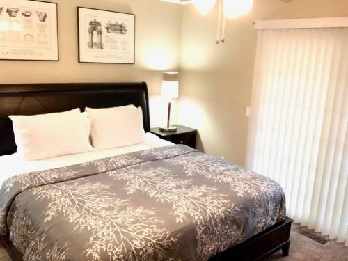 1 dormitorio con 1 cama grande con almohadas blancas en The House Hotels- E. Turkeyfoot #1 en Akron