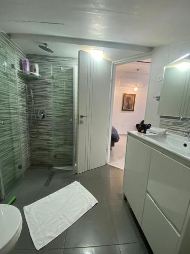 Studio avraham في كرمئيل: حمام مع دش ومغسلة ومرحاض