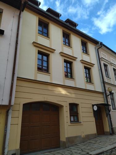 un grand bâtiment avec une porte de garage marron dans l'établissement Penzion Joštovka, à Jihlava