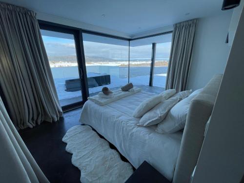 Le Nordic في Grande Riviere: غرفة نوم مع سرير وإطلالة على المحيط