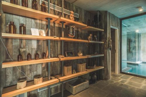 una habitación con estanterías de madera llenas de varios artículos en Be House Suites & Spa, en Punta del Este