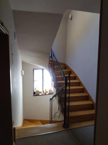 un escalier dans une maison avec une balustrade bleue dans l'établissement Penzion Joštovka, à Jihlava