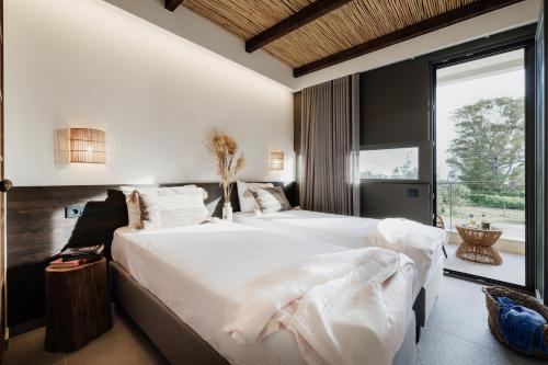 Säng eller sängar i ett rum på Suite Homes - Fine Living , Preveza