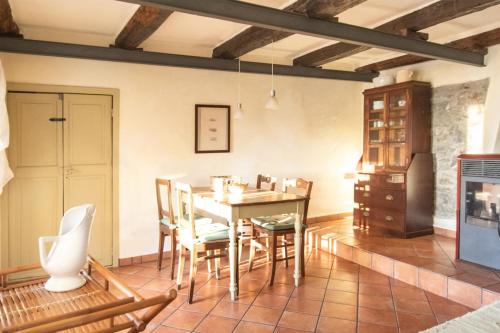 a dining room with a table and chairs at Villa Garibaldino in Podenzana