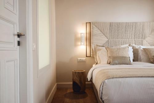 1 dormitorio con 1 cama grande y 1 lámpara en AK Mykonos en Mykonos