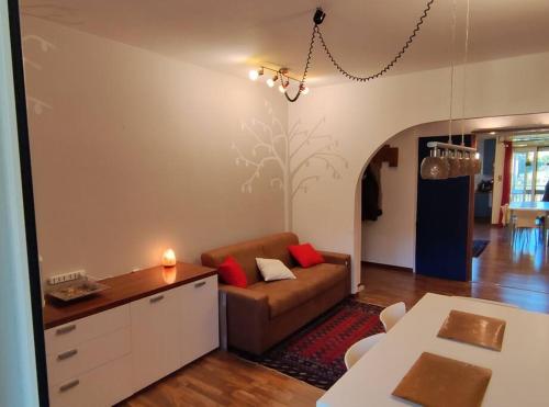 ein Wohnzimmer mit einem Sofa und einem Tisch in der Unterkunft Casa Fe in Triest