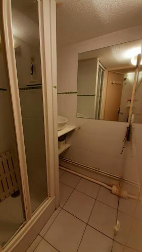 une salle de bain avec un lavabo et un miroir dans l'établissement MAISONS DU GOLF Joli villa mitoyenne proche plage Richelieu Cap d'Agde, au Cap d'Agde