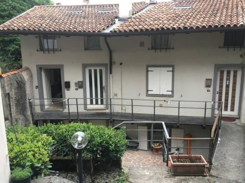 - Vistas al exterior de una casa con balcón en KOCIA, rifugio di pace in centro, en Gorizia