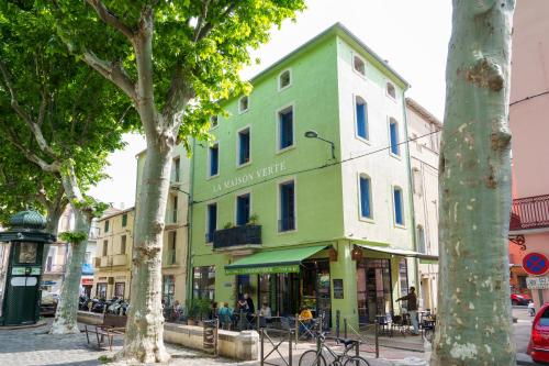 een groen en wit gebouw in een stadsstraat bij LA MAISON VERTE SETE in Sète