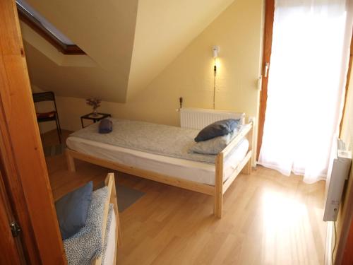 a bedroom with a bed in a room at Gajó Kisduna Magánház in Dunavarsány