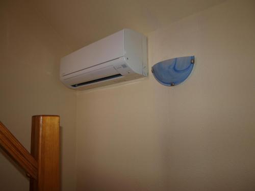 a room with a air conditioner on the wall at Gajó Kisduna Magánház in Dunavarsány