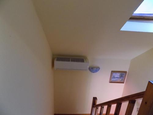 a room with a air conditioner in a ceiling at Gajó Kisduna Magánház in Dunavarsány