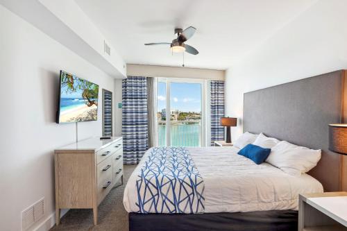um quarto com uma cama e vista para o oceano em Oceana 301 East em St. Pete Beach